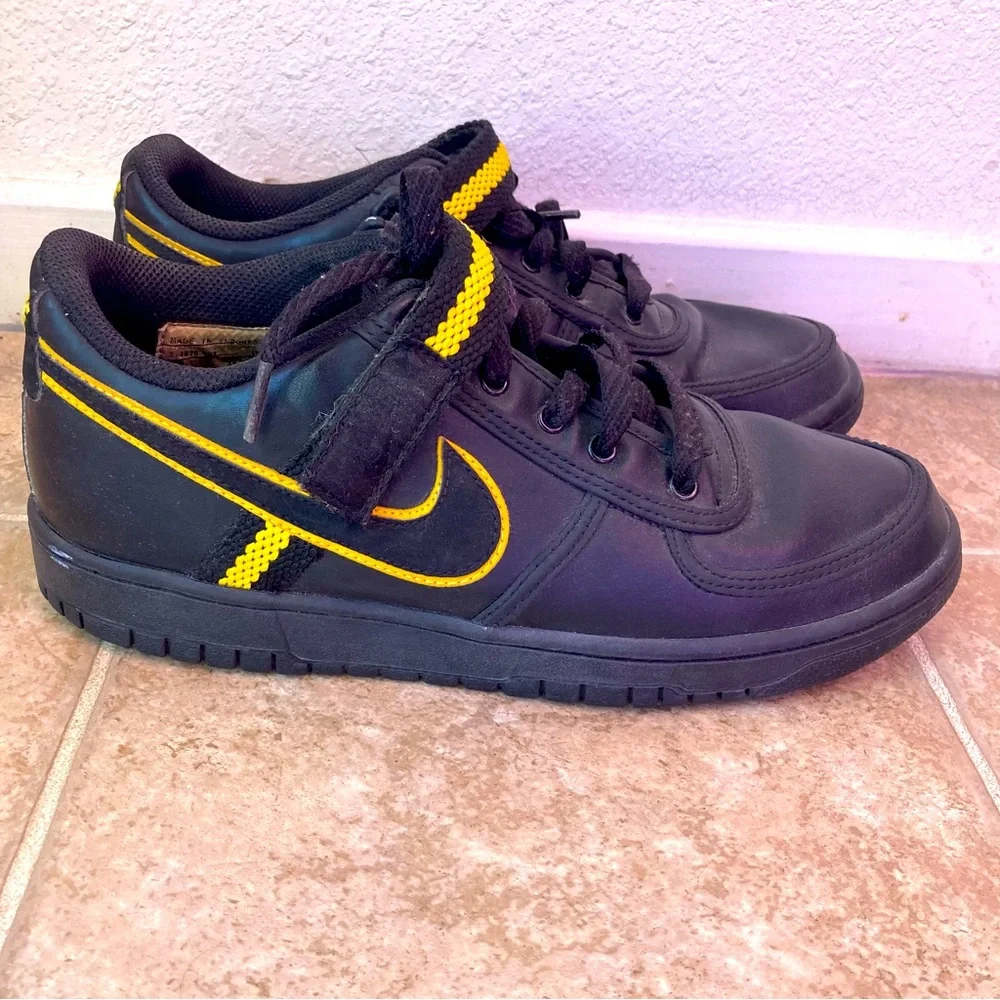 Nike Low Top Size 6.5Y Black & Yellow